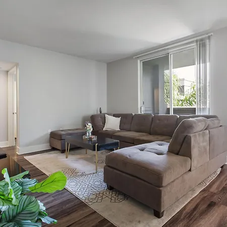 Cute Santa Monica Apartment With Pool